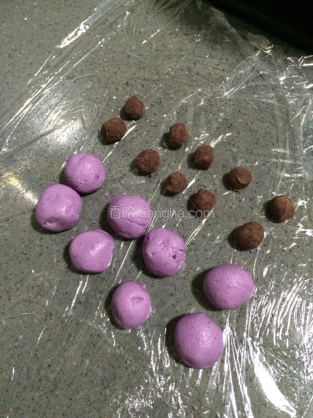 紫薯糯米团分成每个约十克左右大圆
豆沙馅分成4克左右的小圆备用