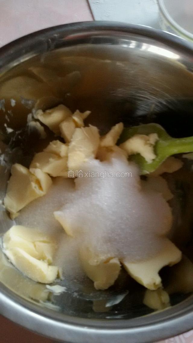 加入糖，用刮刀碾压，混合好。