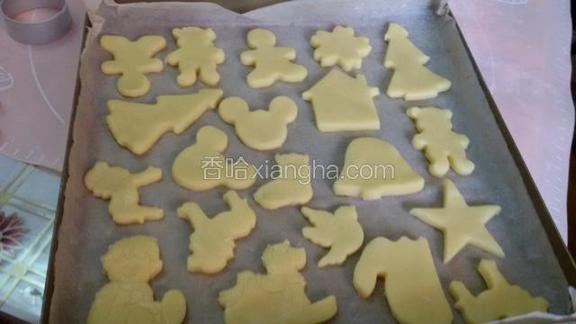 烤盘铺上油纸，把造好的饼干放进去。