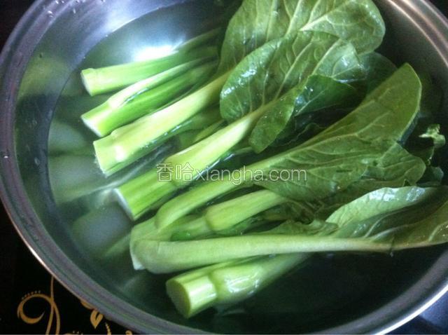 锅中烧开水，放入几滴油，放入菜心煮熟