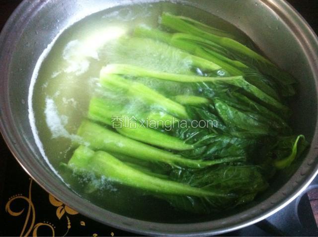 主要把菜心煮熟，煮熟的菜心捞出