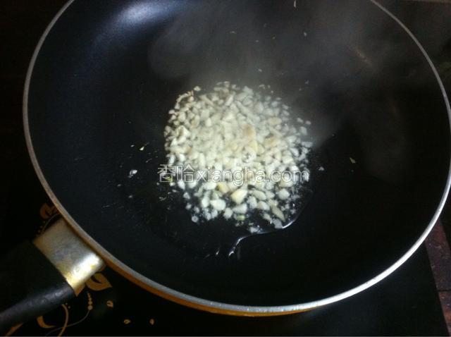 另起锅，热锅热油放入蒜泥炒出香味