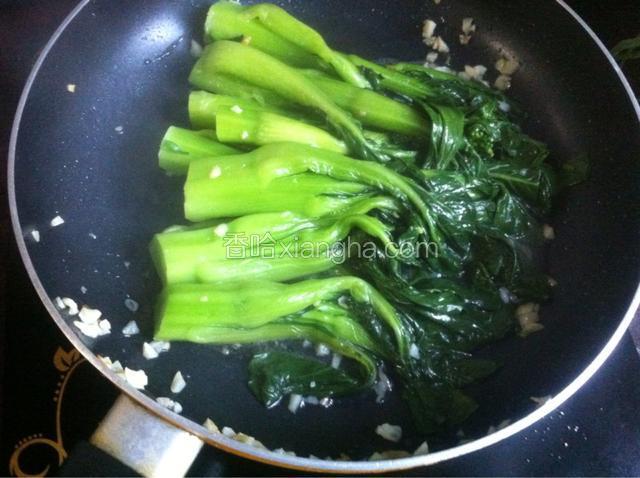 放入菜心，盐和酱油翻炒均匀即可