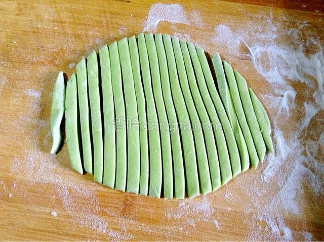 切成筷子粗细的长条。
