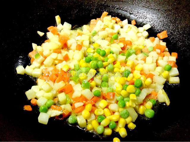 然后放入玉米豌豆粒。