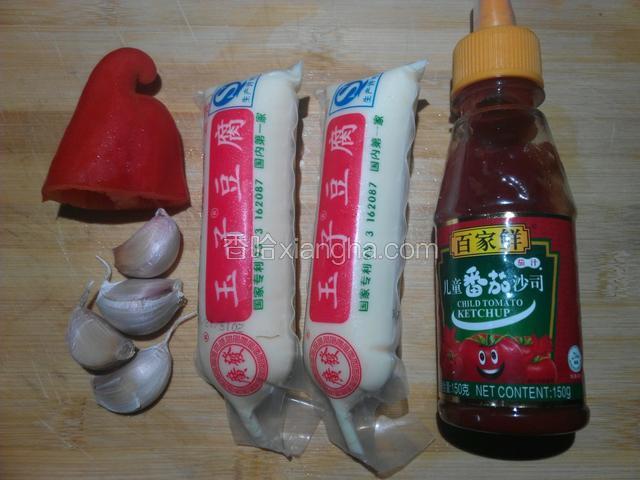 材料豆腐、番茄酱、红辣椒、蒜