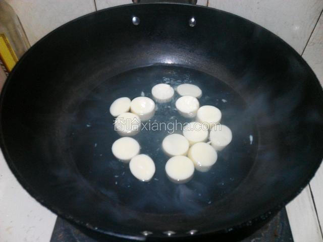 豆腐放锅煮片刻(这样没那容易烂)