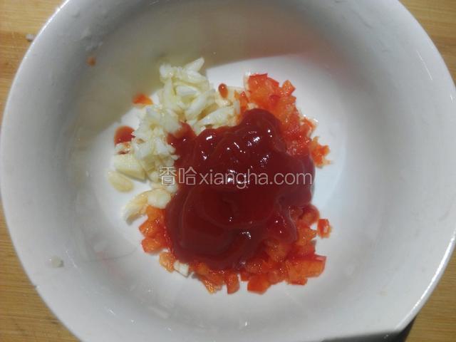 碗里放红辣椒、蒜蓉、番茄酱