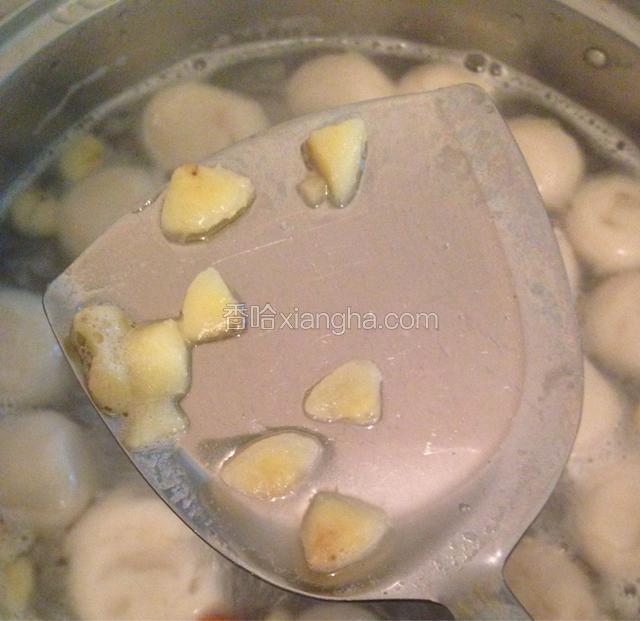 锅中水烧开后将汤圆和包剩下的香蕉丁放入煮。