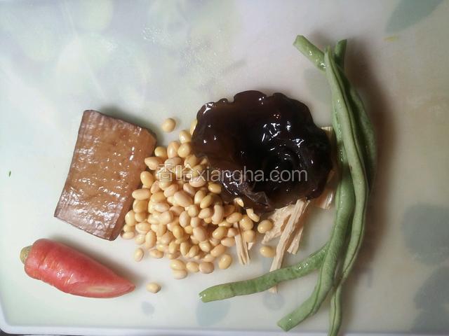 食材备好，黄豆提前泡几个小时，木耳腐竹提前泡发