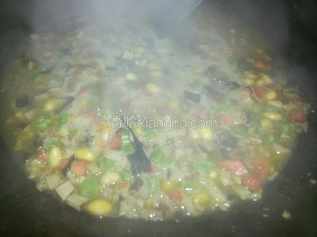 倒所有食材，加平于食材的水，加盐、酱油、五香粉、花椒粉煮