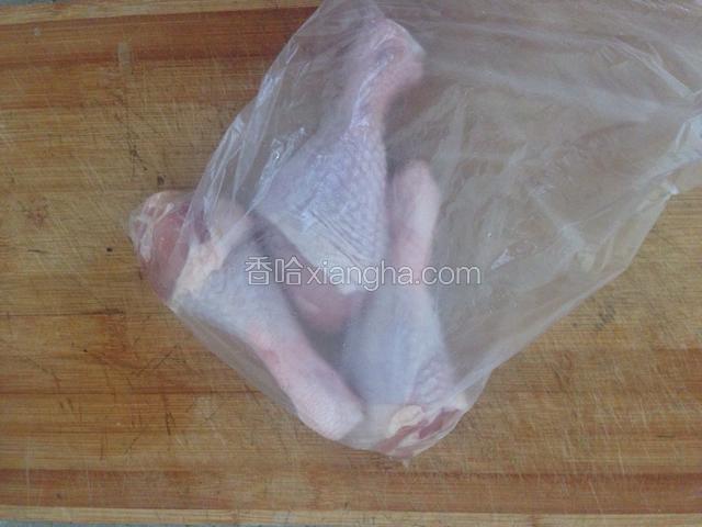 琵琶腿洗净放入保鲜袋，最好套两层。