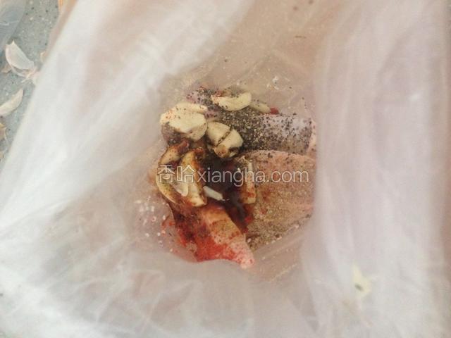 除了土豆外，所有的调料都放入保鲜袋里。大蒜切碎、姜片、葱段都放入。黑胡椒碎可以多放一点