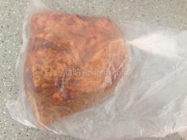 把里面一层保鲜袋系紧，给鸡腿按摩几分钟，冷藏腌制6—48小时。