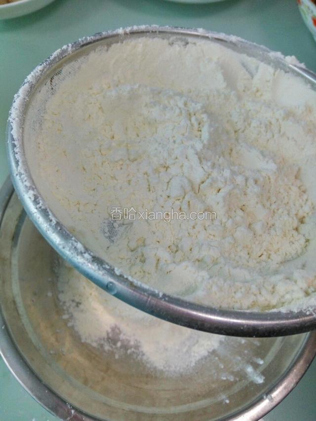 面粉加泡打粉和盐混合均匀，过筛。