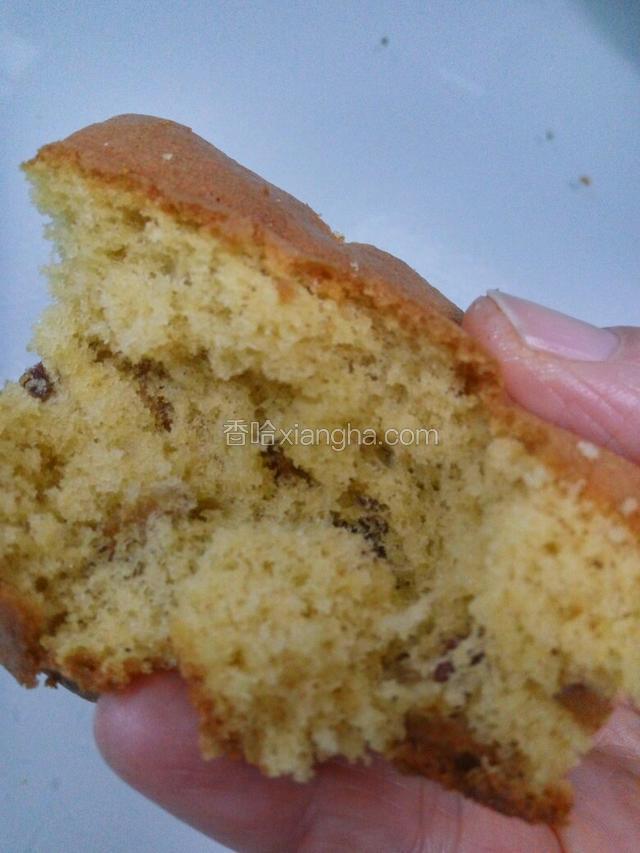 来张近照。虽然没有戚风那么细腻，但比卖的枣糕好吃很多