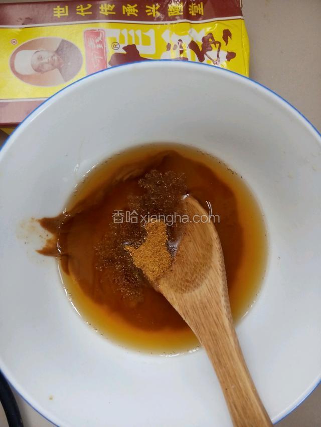 把花椒油倒芝麻酱的碗中搅拌均匀。【花椒一定要取出去，】
