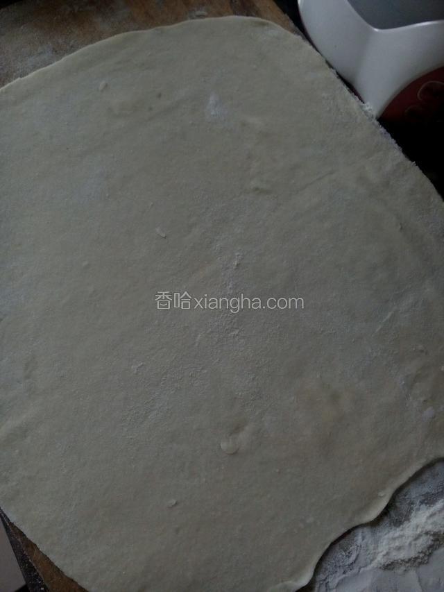 取一个面剂子用擀面杖擀成薄面片。
