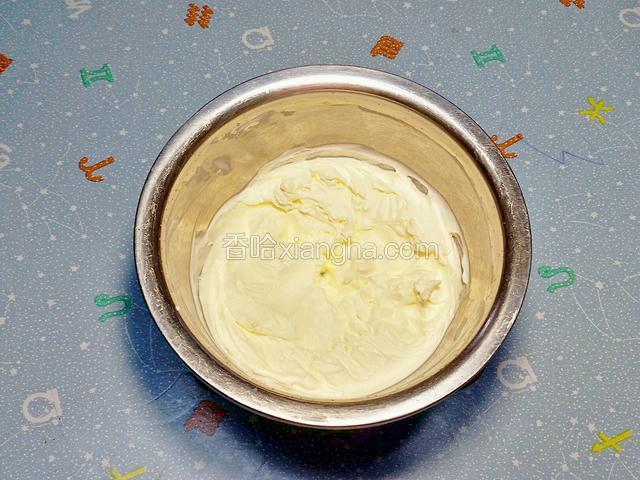 淡奶油加糖粉打發至不流動的狀態
