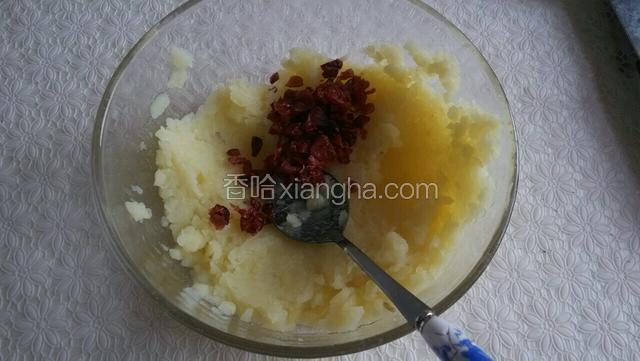加入切碎的蔓越莓干