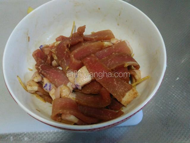 将少许姜丝，盐，十三香，料酒，酱油倒入切好的猪肉内拌匀入味20分钟