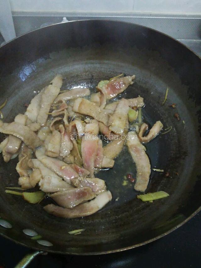 倒入猪肉翻炒至变色
