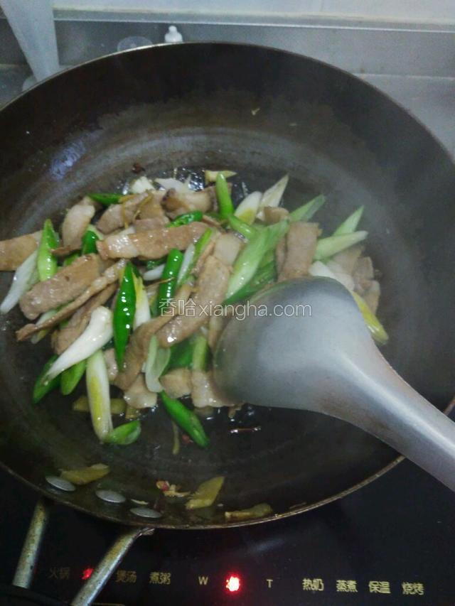 加入青椒，蒜白，盐，糖大火翻炒
