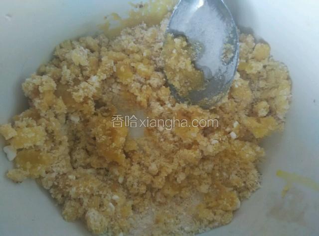 先做糖馅：60克熟面粉加入60克白糖，23克油搅拌均匀