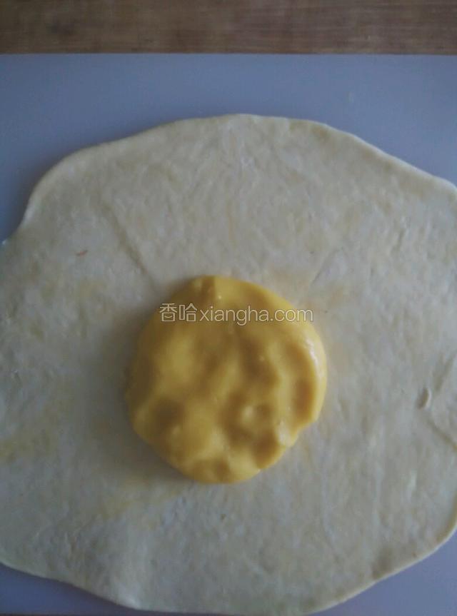 水油皮面擀成大面片包酥油面团
