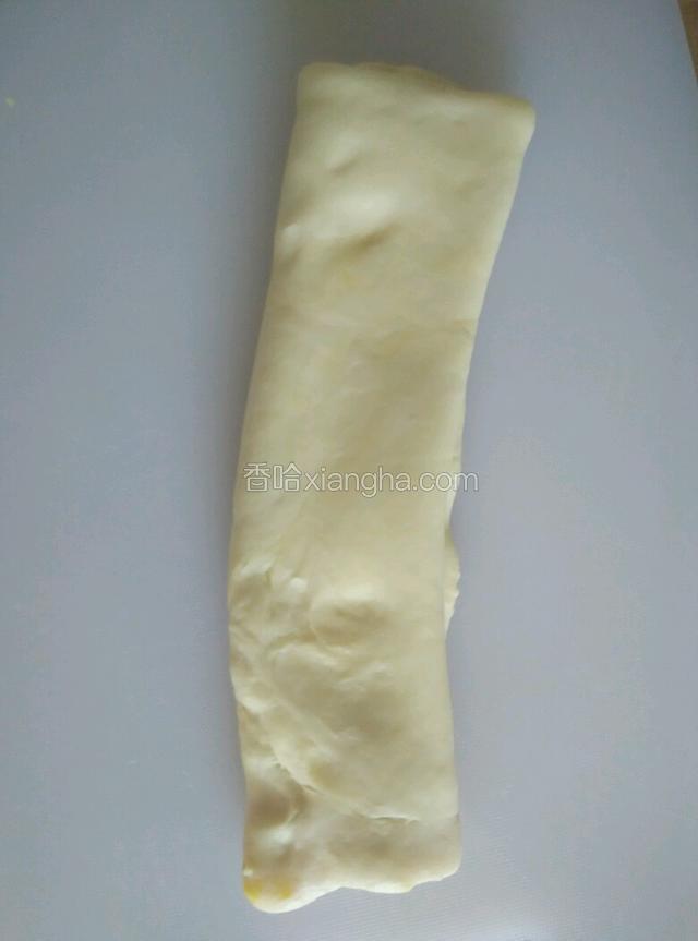 再叠折3层，反复两次后擀成大薄面片