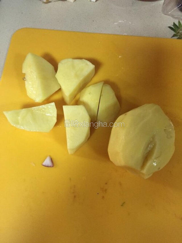 把土豆去皮，切小块。