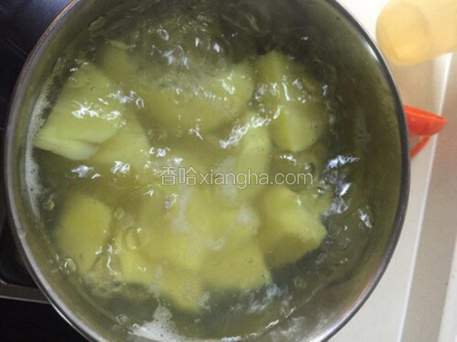 把土豆放到热水里煮，用叉子能插进去就可以把土豆盛出。