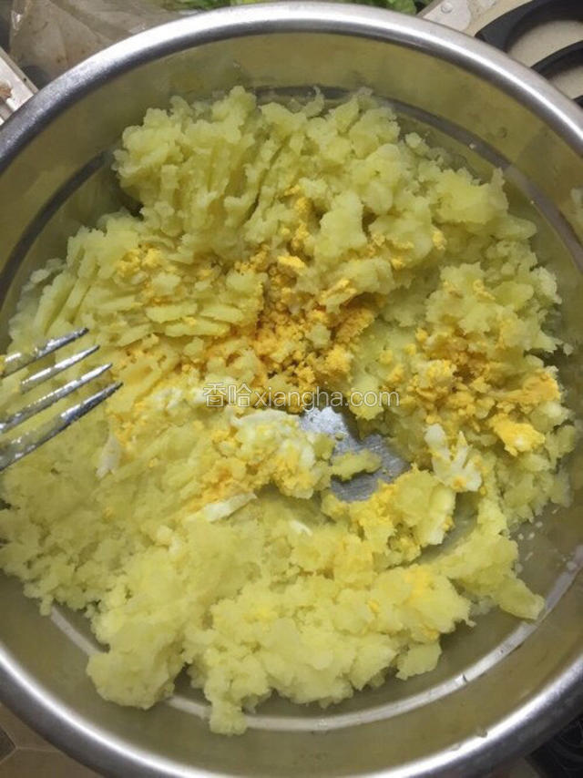 把土豆用叉子倒成泥，加入煮熟的鸡蛋，一起捣碎。备用