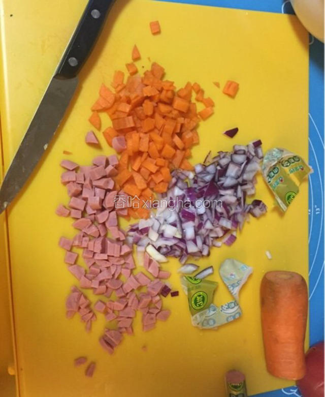把洋葱，胡萝卜，火腿切成小丁。
