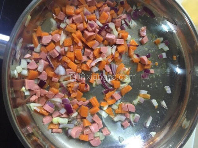 把所有切好的丁，一起下入锅内炒一下。
