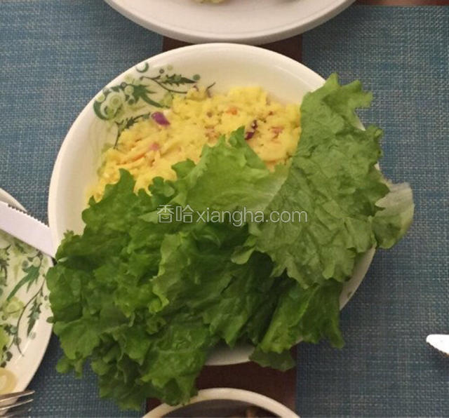 最后用生菜装饰装盘即可。