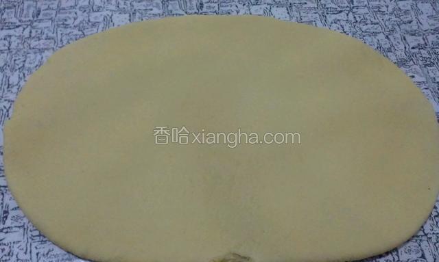 把松弛好的面团擀成长方形厚约半厘米的面片