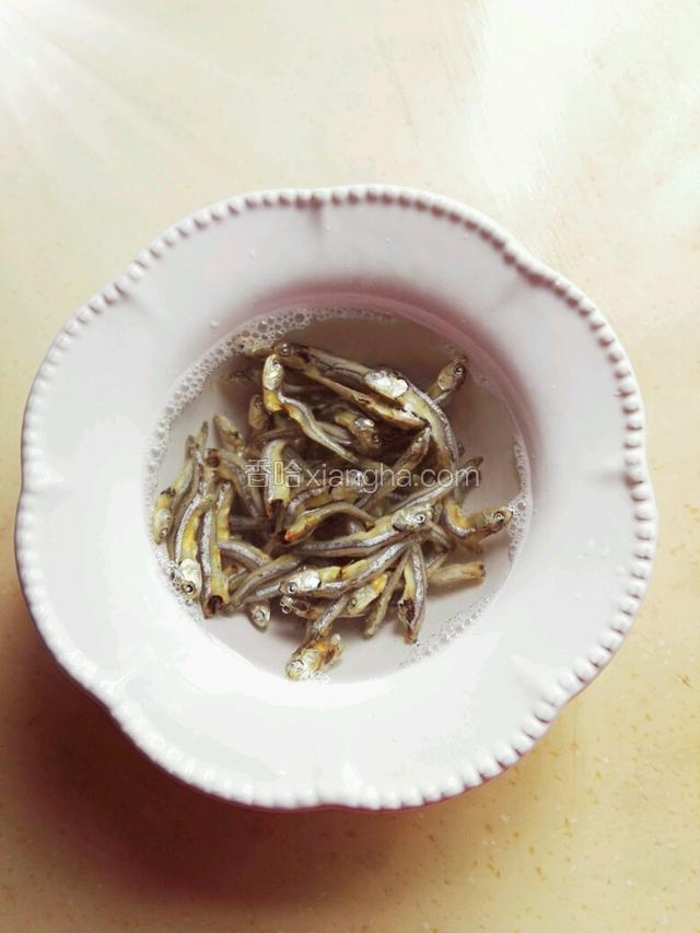 开水清洗。
