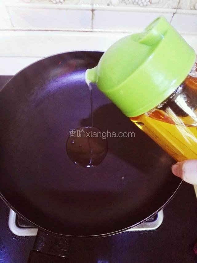 平底锅中加入少量油。