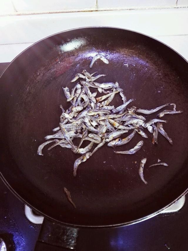 热锅，加入小鱼干，小火煎。