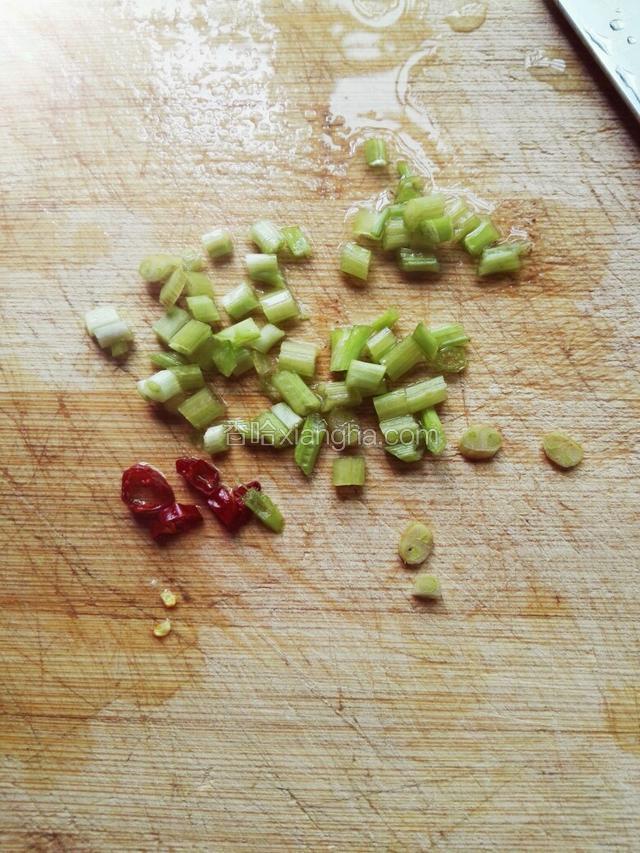 葱，芹菜，辣椒切粒备用。
