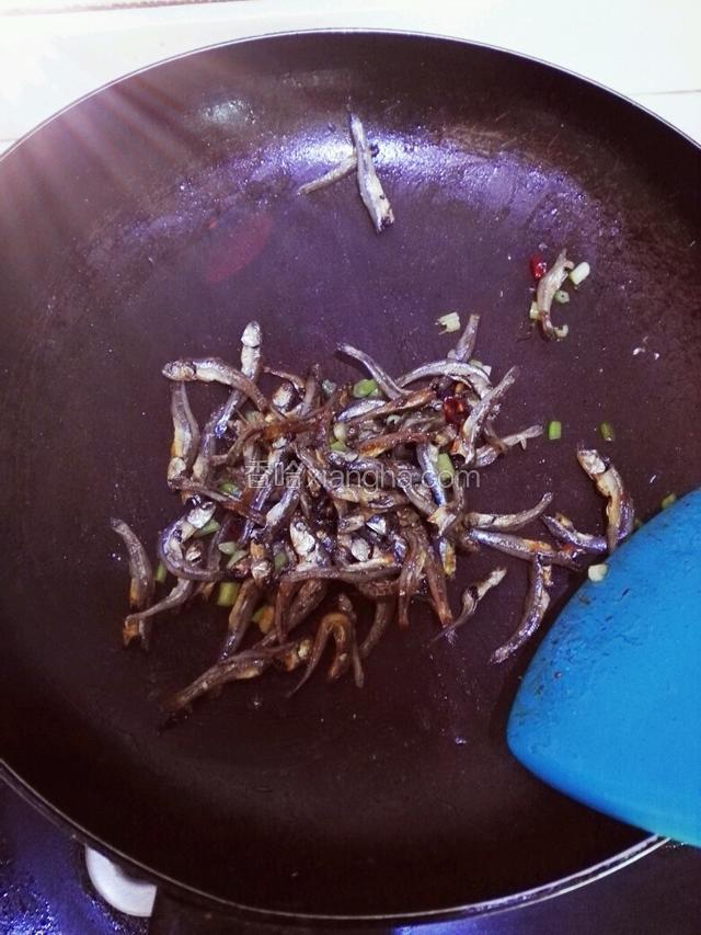 加入锅中一起煎下。