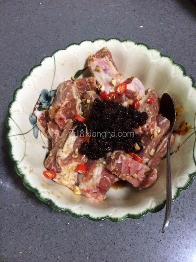 再加入生粉，老干妈豆豉、辣椒碎，一起拌匀腌制半小时以上，