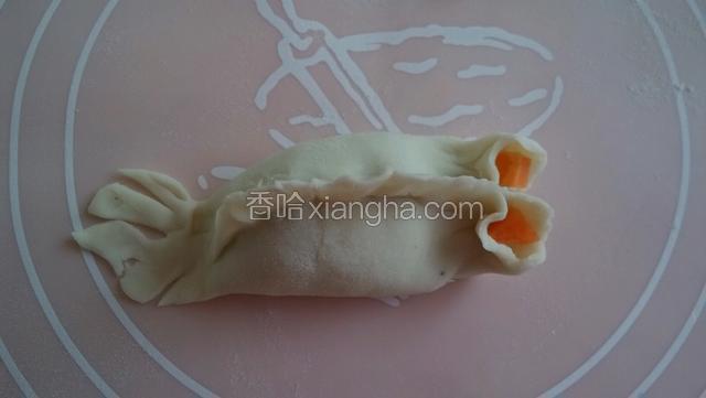 切胡萝卜小方丁做眼睛，放到右边两个窝内