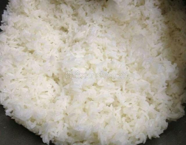 米饭煲好,备用.