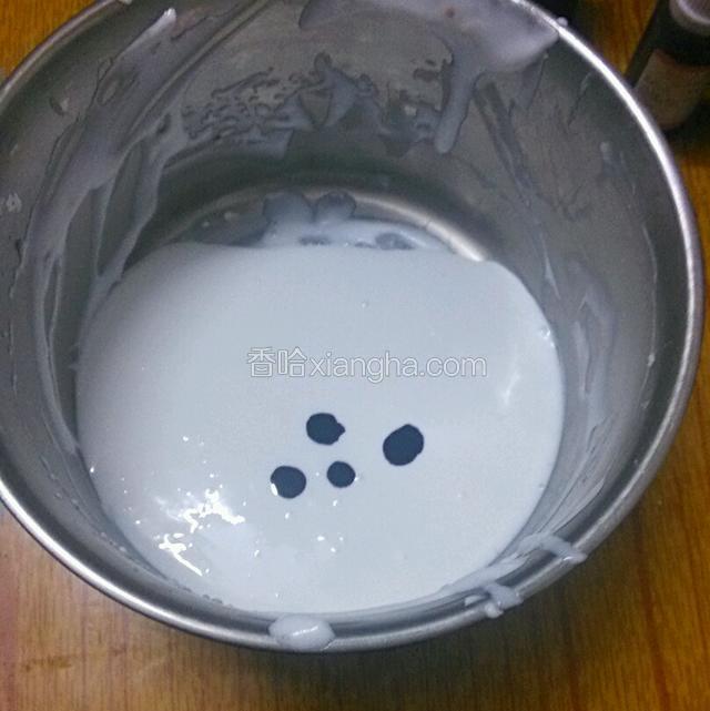 在倒适量奶油加几滴紫色色素