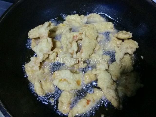炸至金黄色，里面的肉也就熟了。
