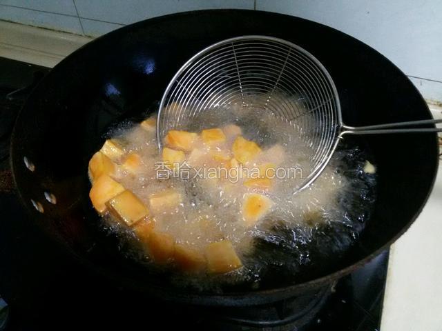 锅烧热放入油烧热，将红薯倒入油中，开中火炸