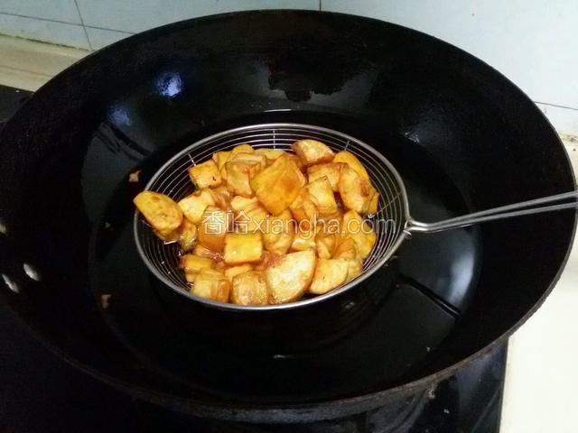 炸至金黄色捞出