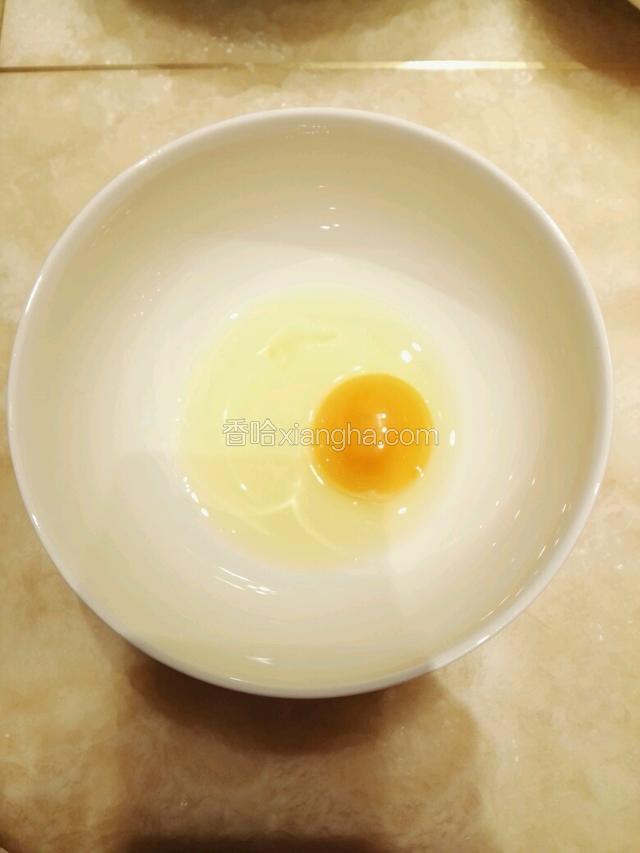 黄油融化，打入鸡蛋搅匀。
